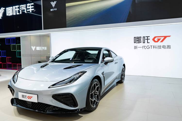 惠州220哪吒汽车在智能汽车领域的表现，领途汽车在新能源汽车市场中的影响力